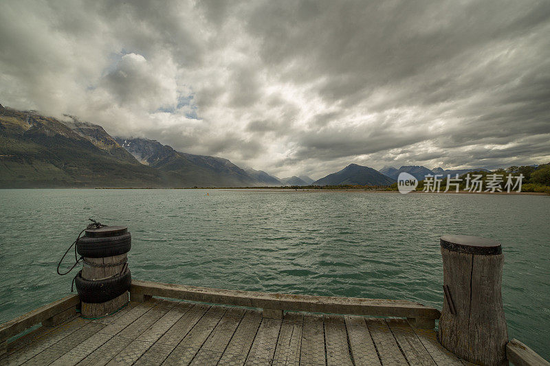 新西兰瓦卡蒂普湖上的格伦诺奇码头