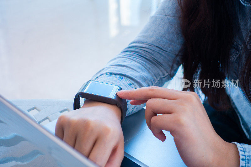 女性穿着smartwatch