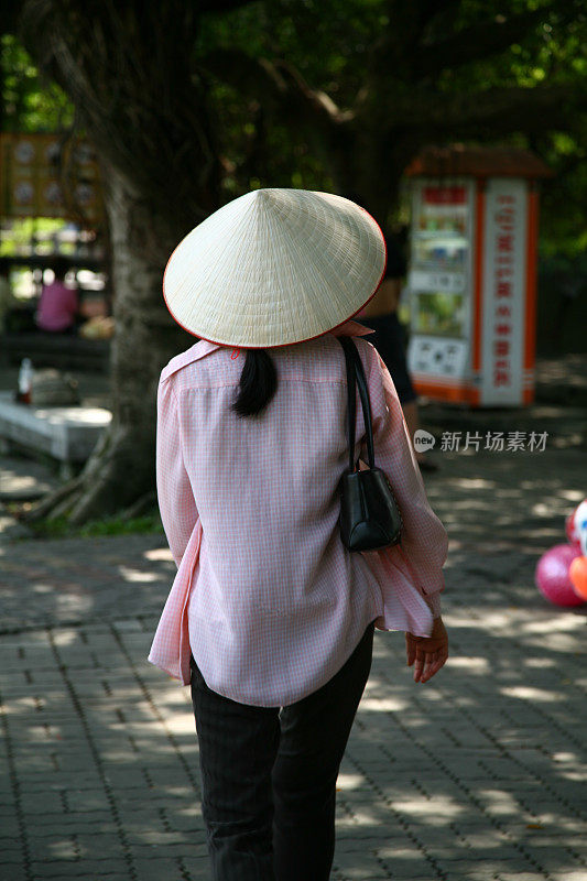 戴着中国帽子的台湾妇女
