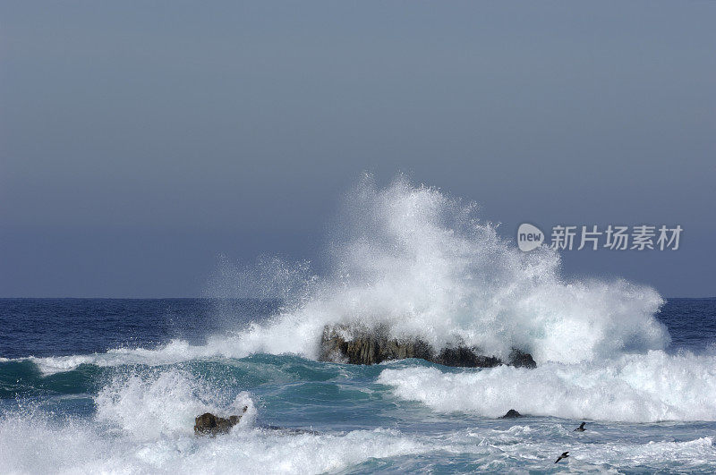 海浪撞击岩石