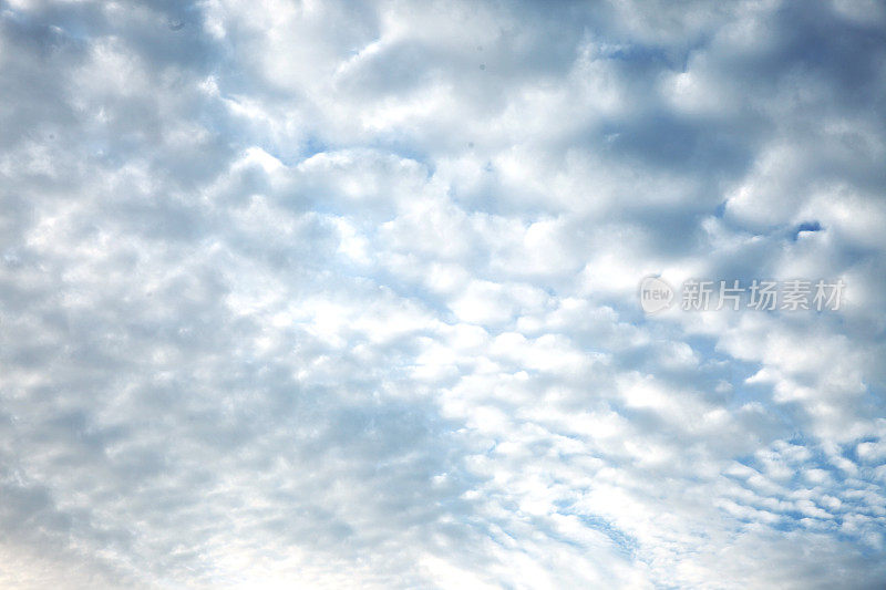 柔软的白云和轻在美丽的天空