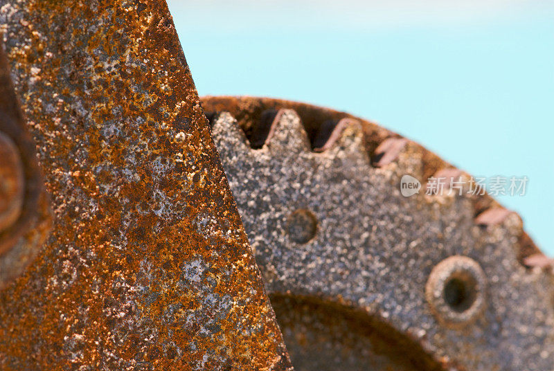 海滩上生锈的齿轮