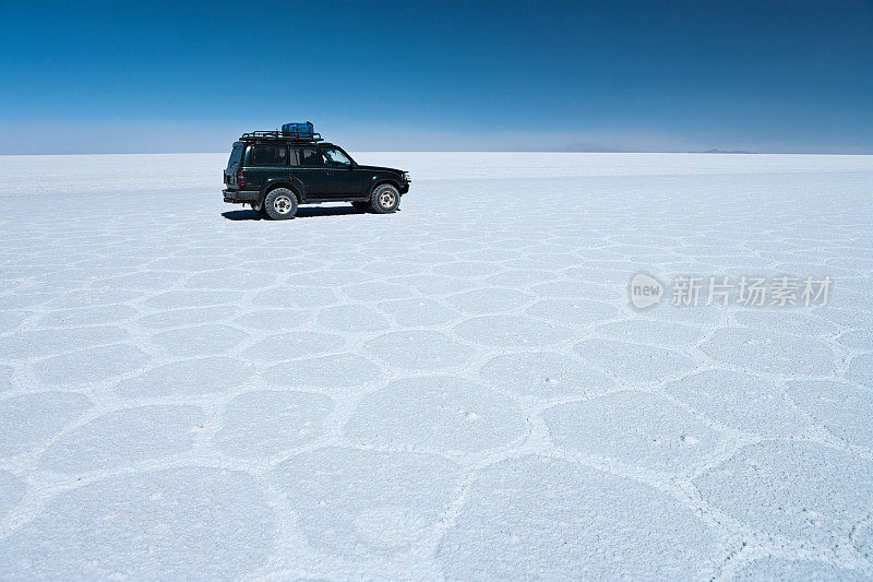 在玻利维亚高原乌尤尼盐湖的四驱车