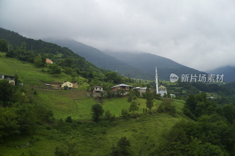 土耳其特拉布宗高山上的村庄房屋