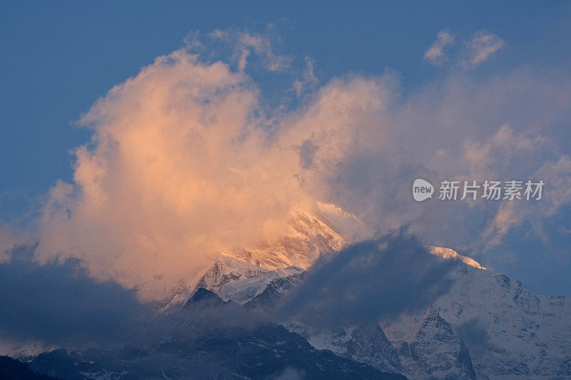 安纳普尔纳山脉在晨曦中闪耀