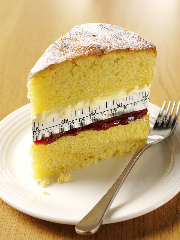 用卷尺测量不健康的海绵蛋糕