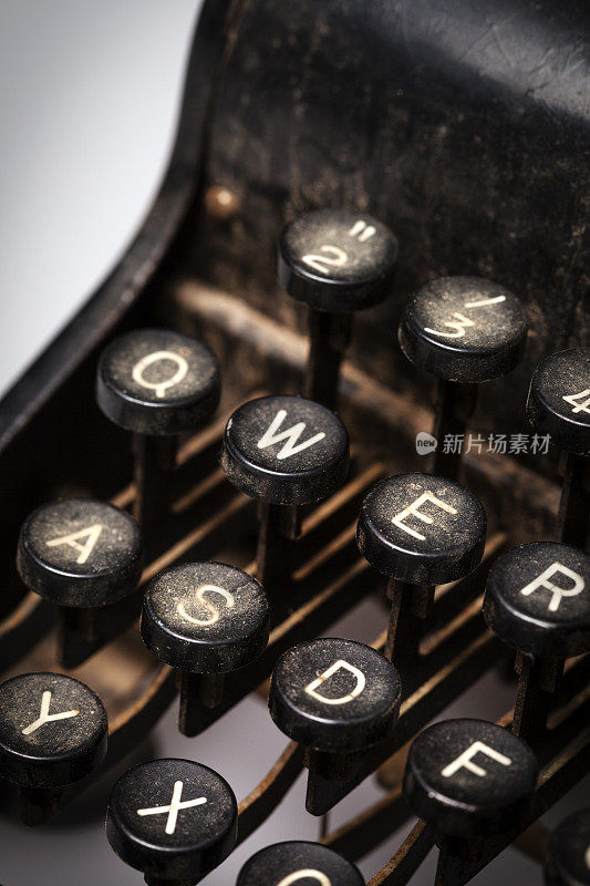 一个老式手动打字机的特写，肮脏和生锈