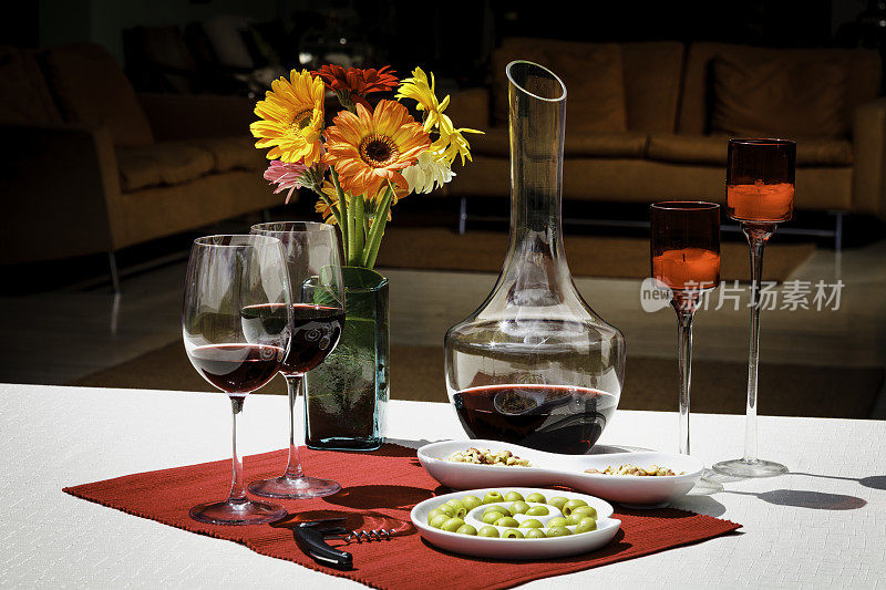 开胃菜和橄榄放在家里的漂亮的桌子上