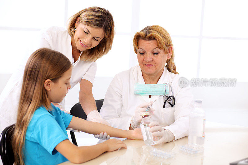 医生和护士准备给小女孩注射。