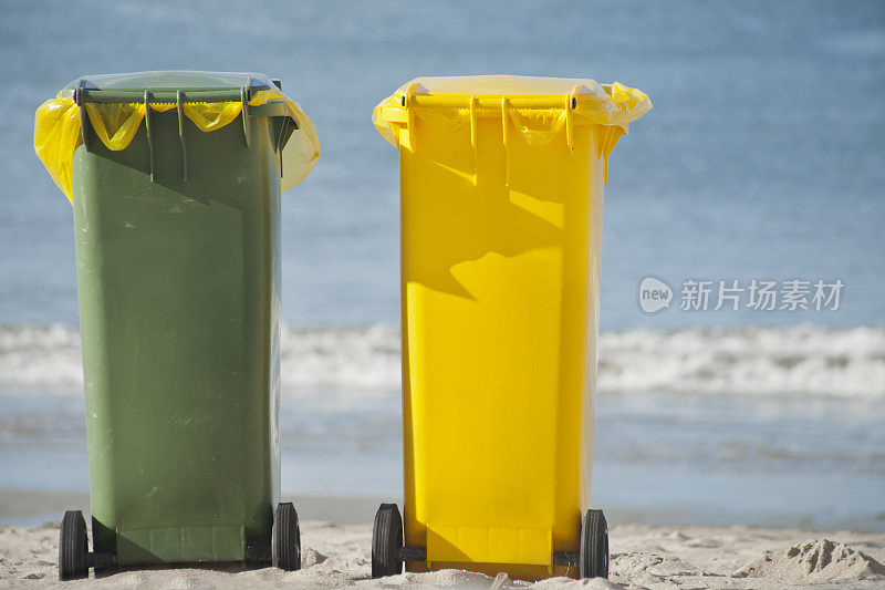 在海滩回收垃圾桶