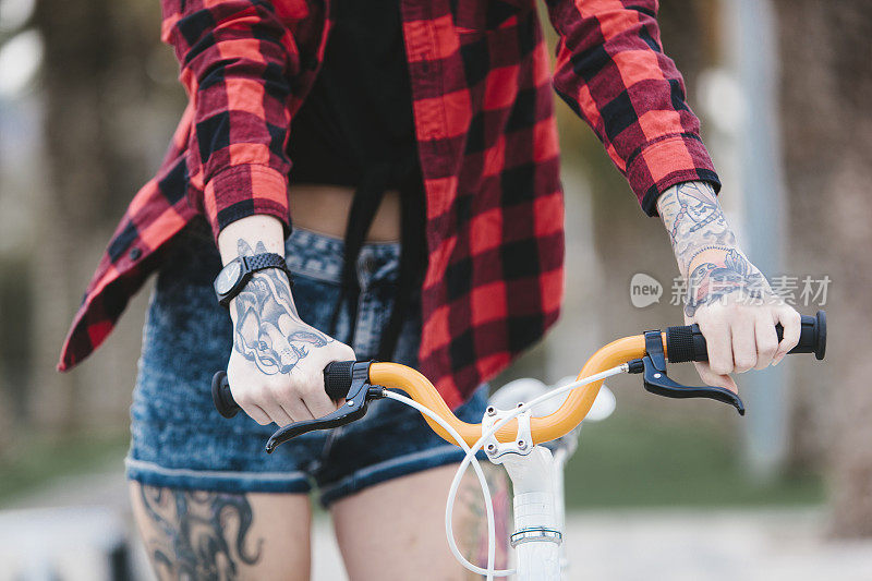 推自行车的纹身女孩