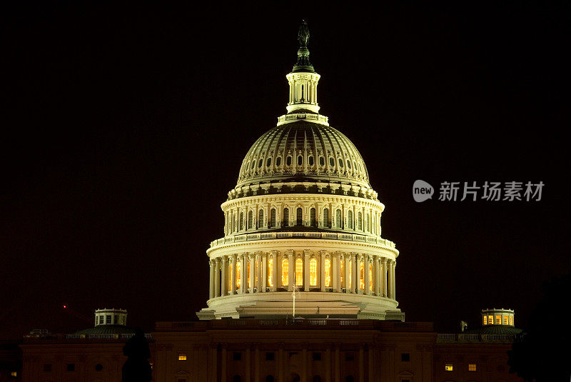 华盛顿特区:美国国会大厦夜间的穹顶