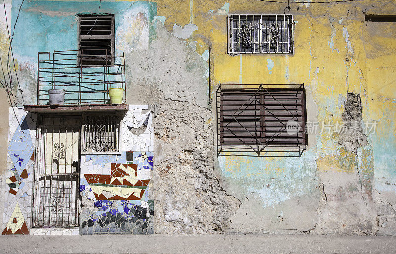 五颜六色的乡村建筑，哈瓦那，古巴