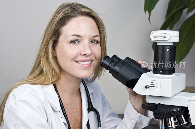 从显微镜看医学研究的女人