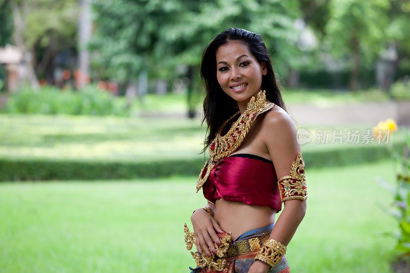 穿着传统服装的泰国妇女