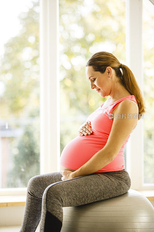 中年孕妇看着自己的肚子