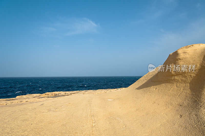 马耳他光滑的石灰岩海岸