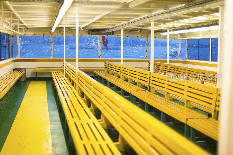 通勤，渡船上的黄色长椅，博斯普鲁斯，土耳其伊斯坦布尔