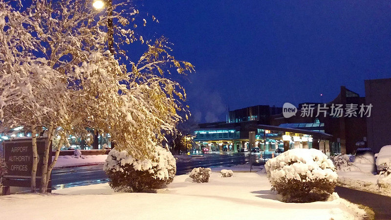 奥尔巴尼，纽约机场冬天的蓝色黄昏