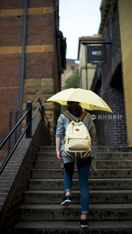 一个日本女孩正在悉尼的石阶上行走