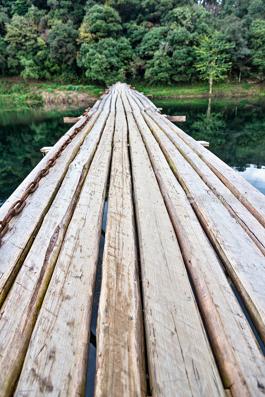 湖面上有一座古老的木桥