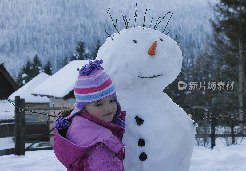 在雪中玩耍