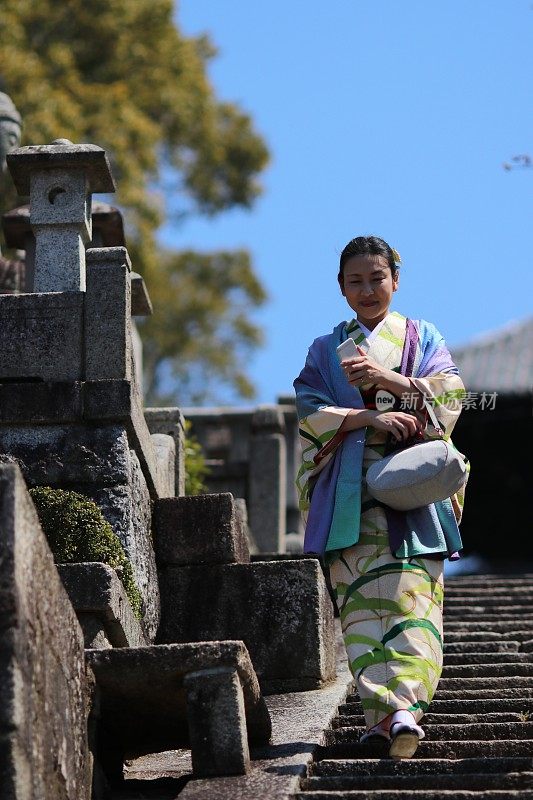 穿着和服的女士走在京都台阶上