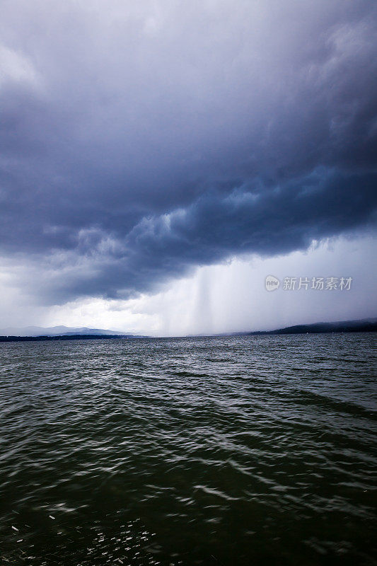 美国佛蒙特州尚普兰湖上的雷暴