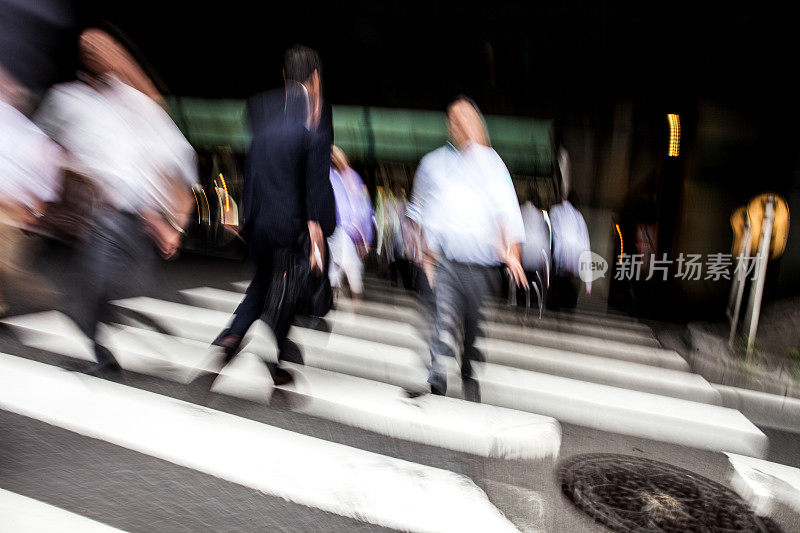 在大阪市中心，人们正在过马路