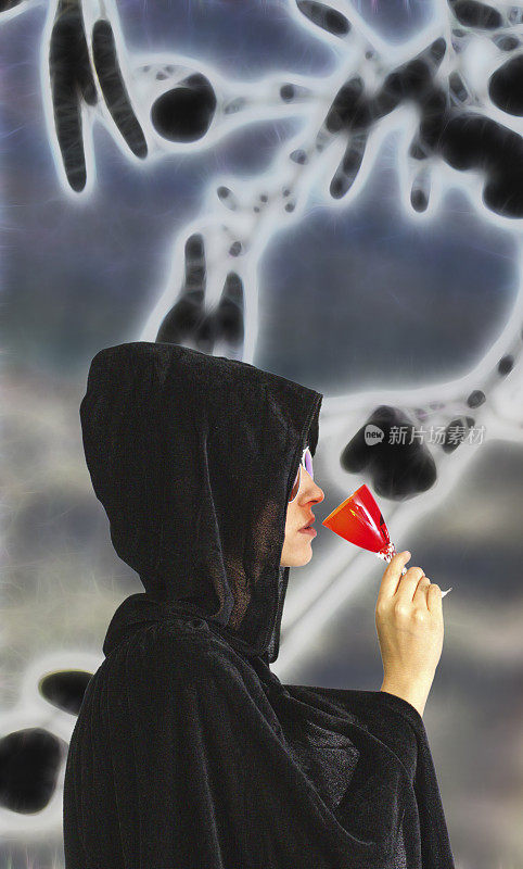 戴头巾的寡妇女巫喝红玻璃爆头