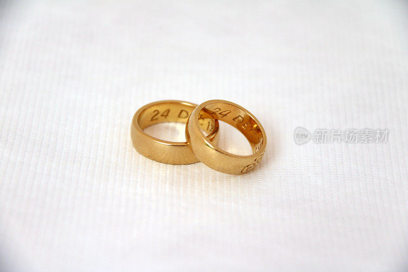 结婚时戴的两枚金戒指。