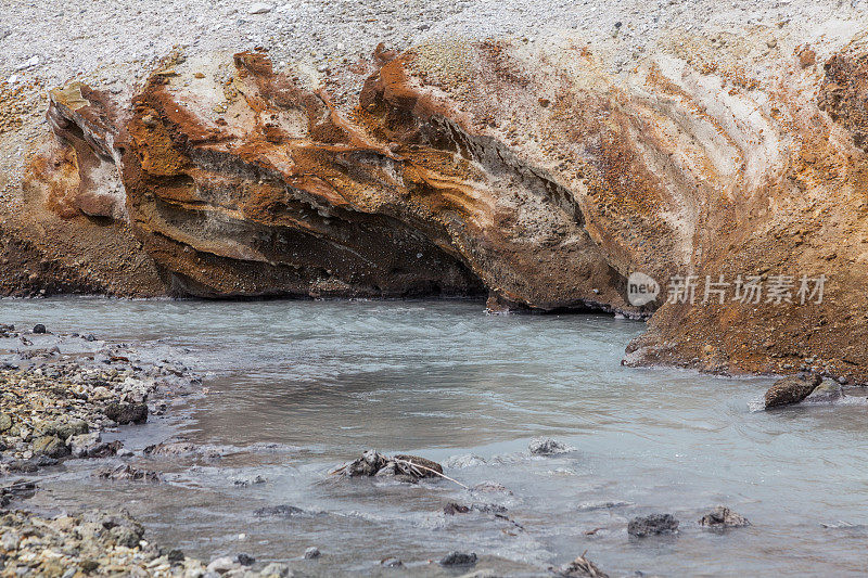 流向俄罗斯国后岛戈洛夫宁火山的热湖