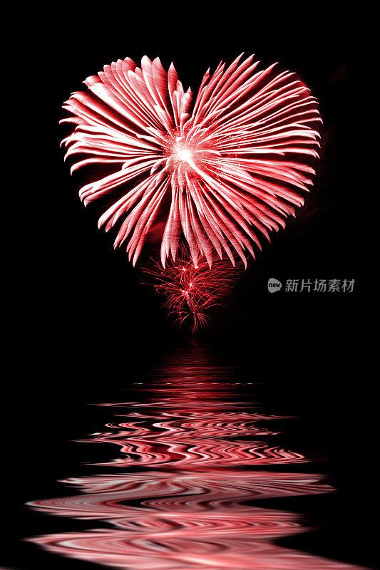 红红的烟花排成一颗心的形状，水的倒影