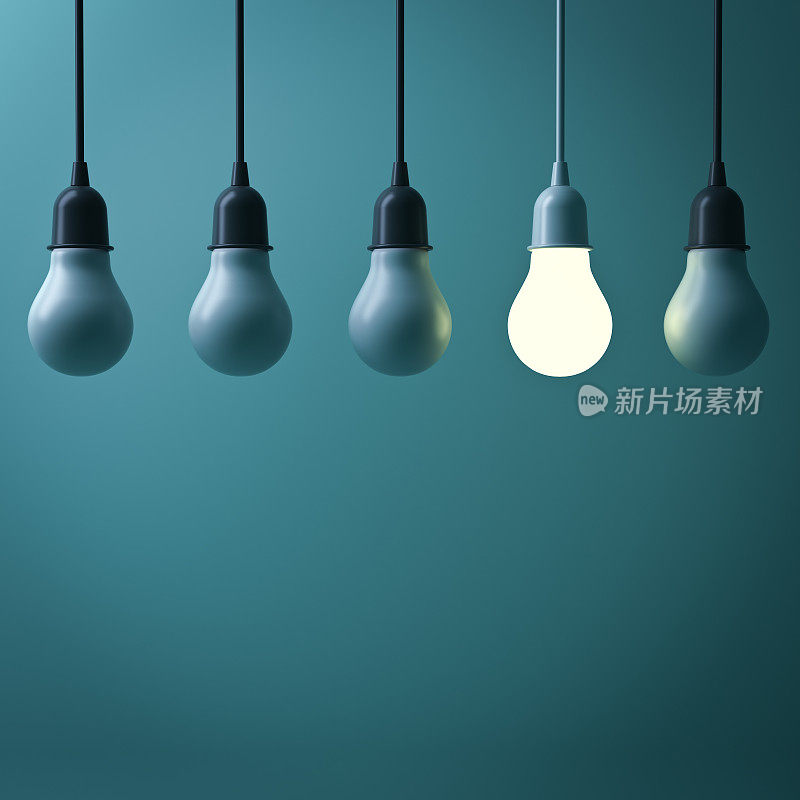一个悬挂的灯泡发出不同的光芒，从未点亮的白炽灯泡与反射在深绿色的背景，领导和不同的商业创意概念。三维渲染