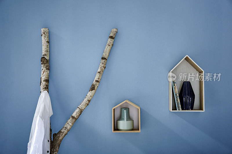 墙壁装饰桦木树枝衣柜和鸟屋