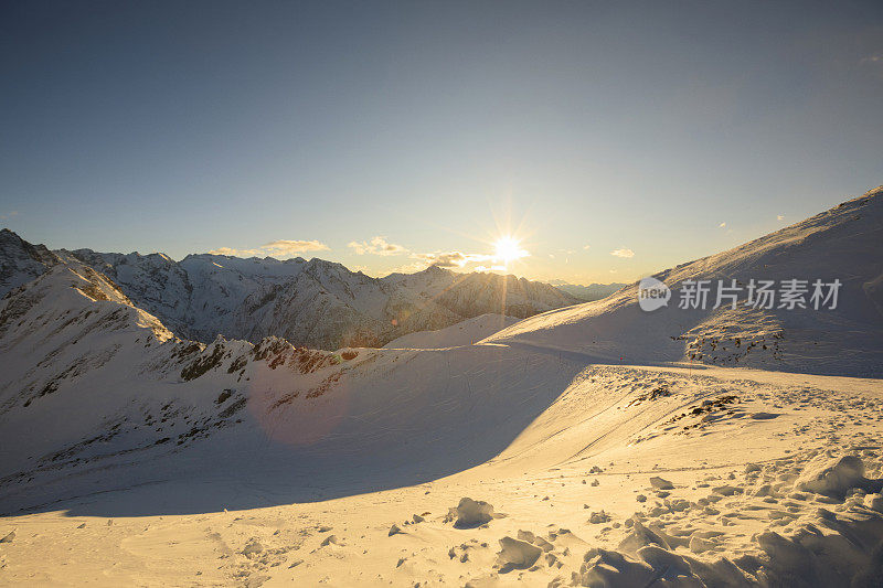 山顶有高山日落景观。意大利阿尔卑斯山滑雪场。航道Tonale。意大利、欧洲。