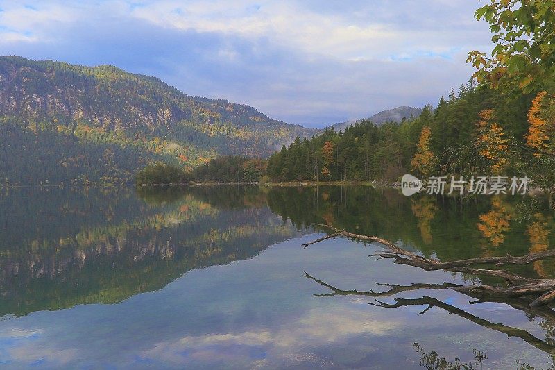 长时间暴露在黎明的Eibsee湖-田园般的阿尔卑斯山，加米施，巴伐利亚-德国