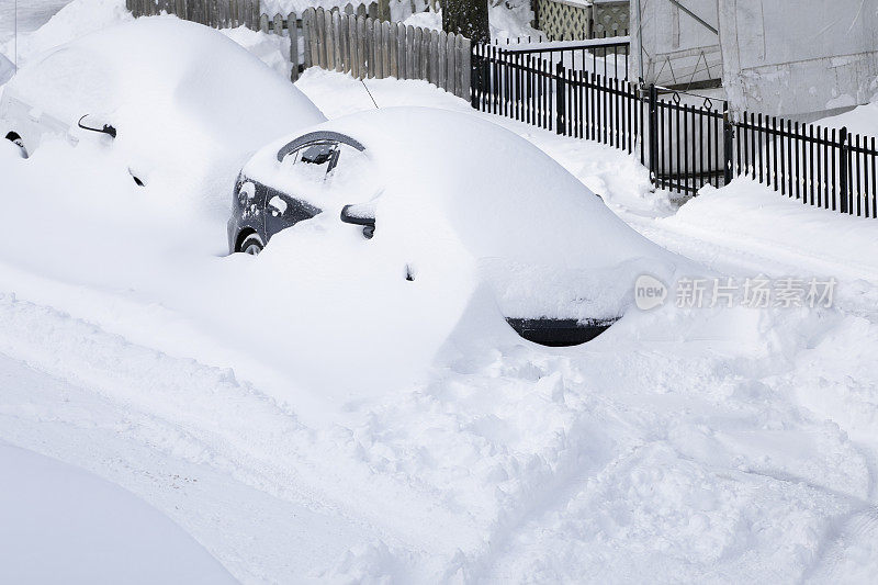 蒙特利尔的街道，汽车被雪覆盖