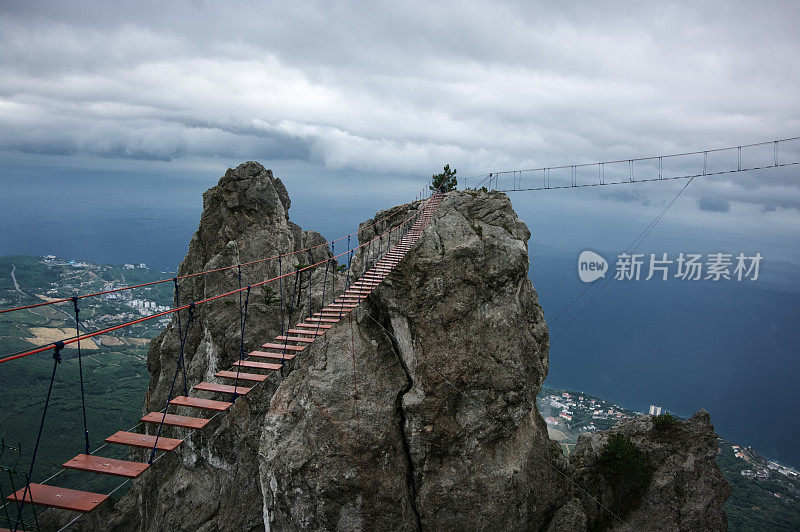 悬桥在陡峭的岩石中