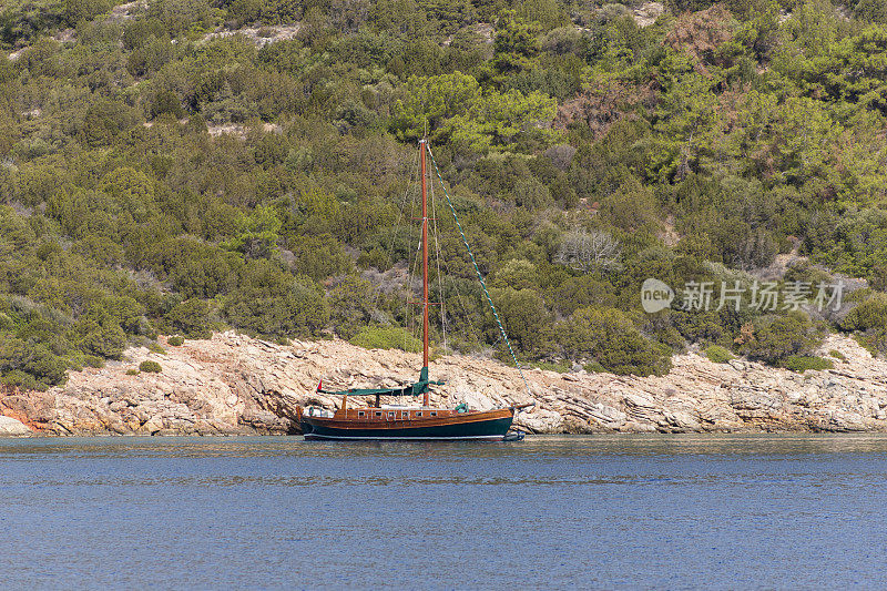 在土耳其穆格拉的波德鲁姆湾，传统的木制帆船古莱特船在蓝色之旅中航行