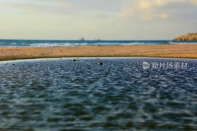 一条河流流入大海