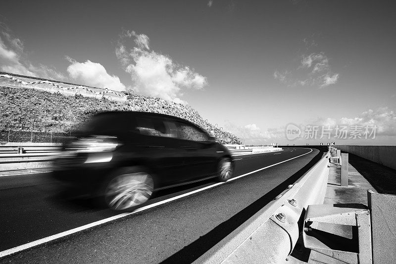 道路上模糊不清的汽车