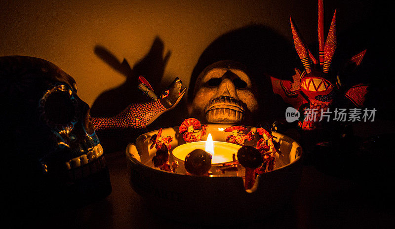可怕的萨满仪式在晚上围绕着蜡烛