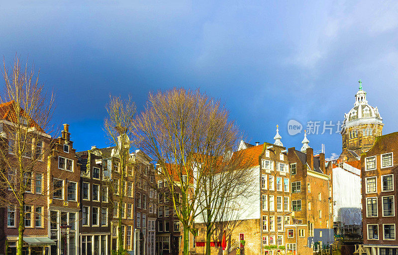 日落时分阿姆斯特丹的ald建筑。
