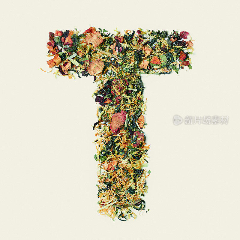 带有花朵和果实的茶叶，白色背景上的字母T，俯视图
