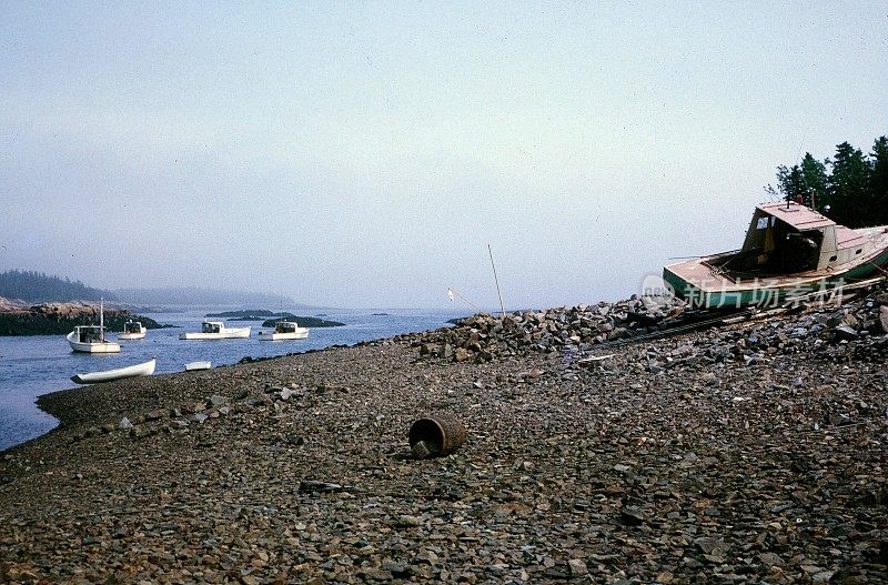 岩石海岸上的船