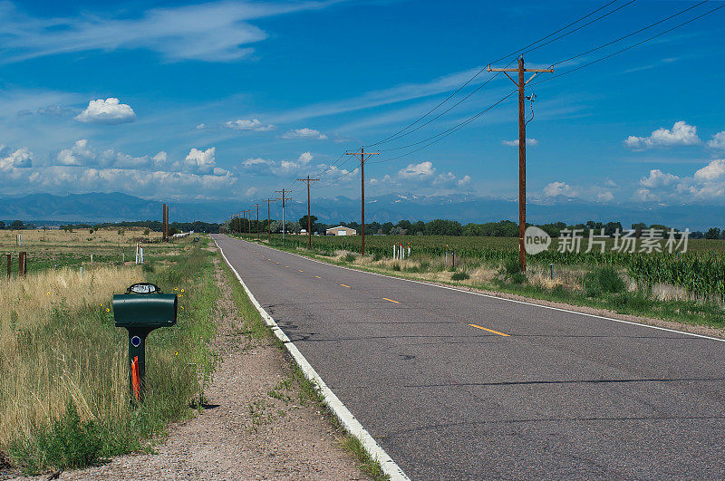 笔直的公路穿过科罗拉多大平原