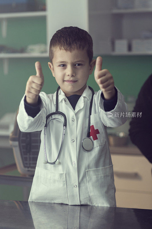 小男孩在兽医办公室竖起大拇指