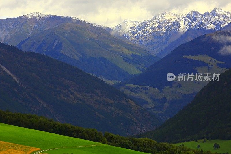 田园诗格施塔德和萨宁山谷和草甸，戏剧性的瑞士迪亚伯雷雪山，田园诗般的乡村，伯尔尼坎顿，瑞士阿尔卑斯山，瑞士