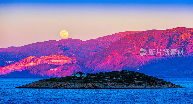 日落时克里特岛上空的满月